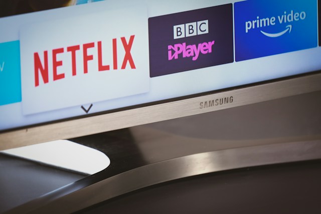 Smart TV image with Netflix, BBC iplayer and Amazon Prime video icons on the tv screen.